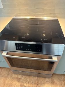 Bosch 800 Series induction cooktop with cracked glass-ceramic top before replacement in a Wrightville, Gatineau kitchen